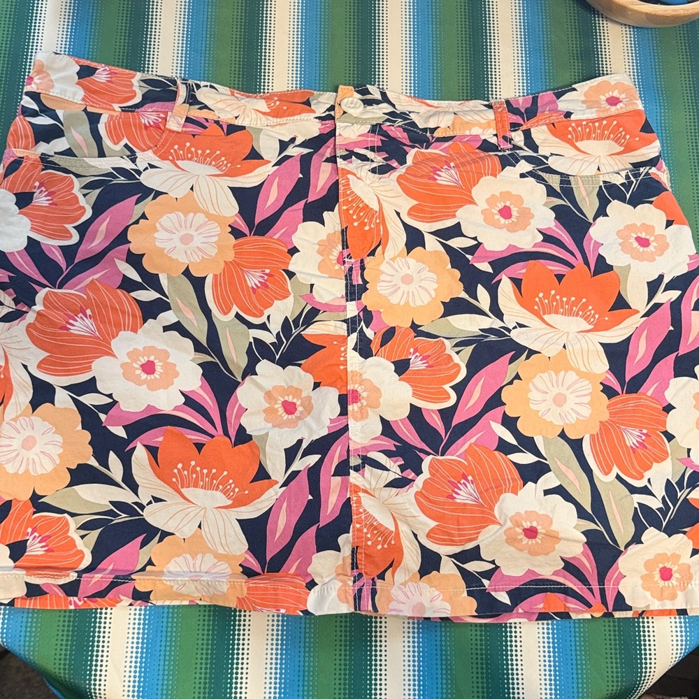 Saint John’s Bay Skort size 20. Floral Button-Front Skirt.